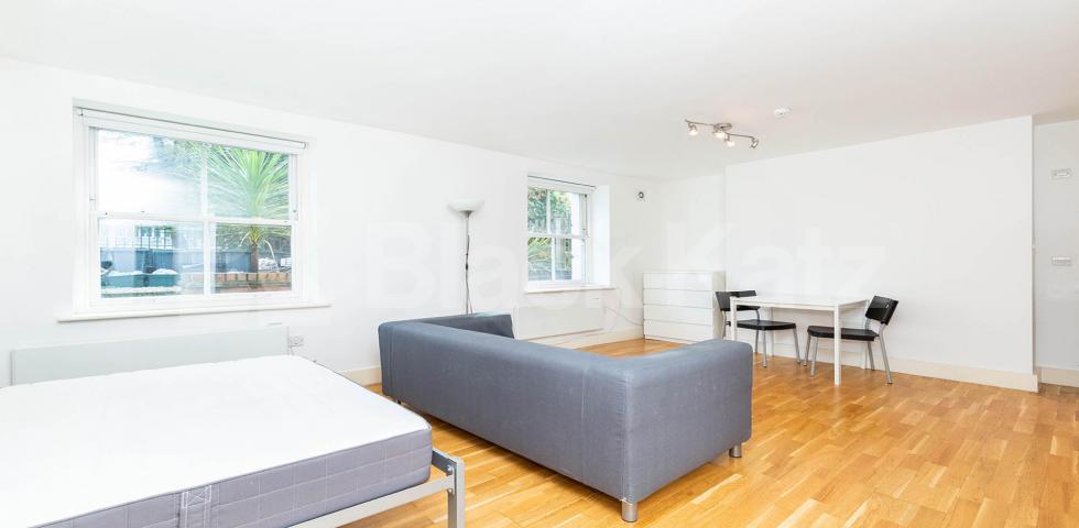 A fantastic spacious studio set within a gated double fronted house Camden Road , Camden Borders 